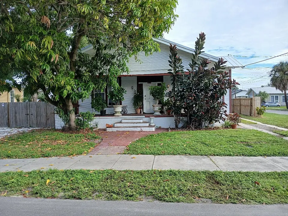2418 E 9th Ave