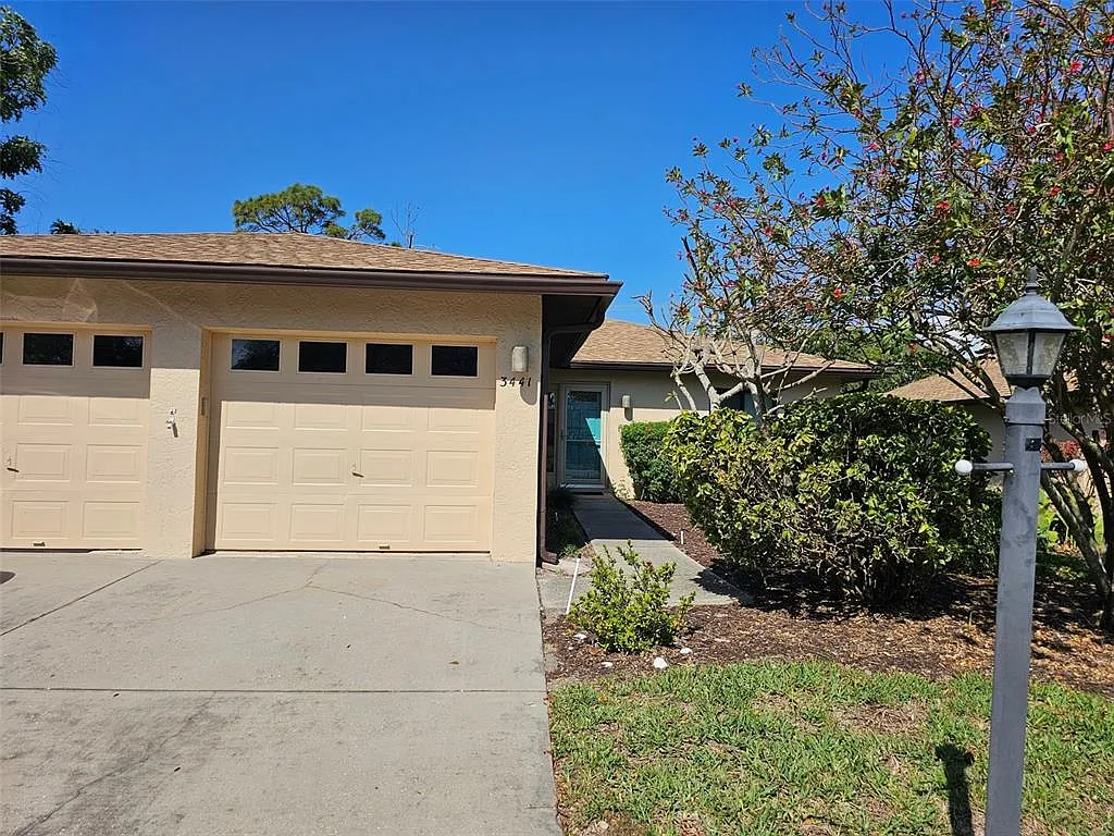 3 bed, 2.0 bath, 1823 sqft, $3,900 — Photo 3