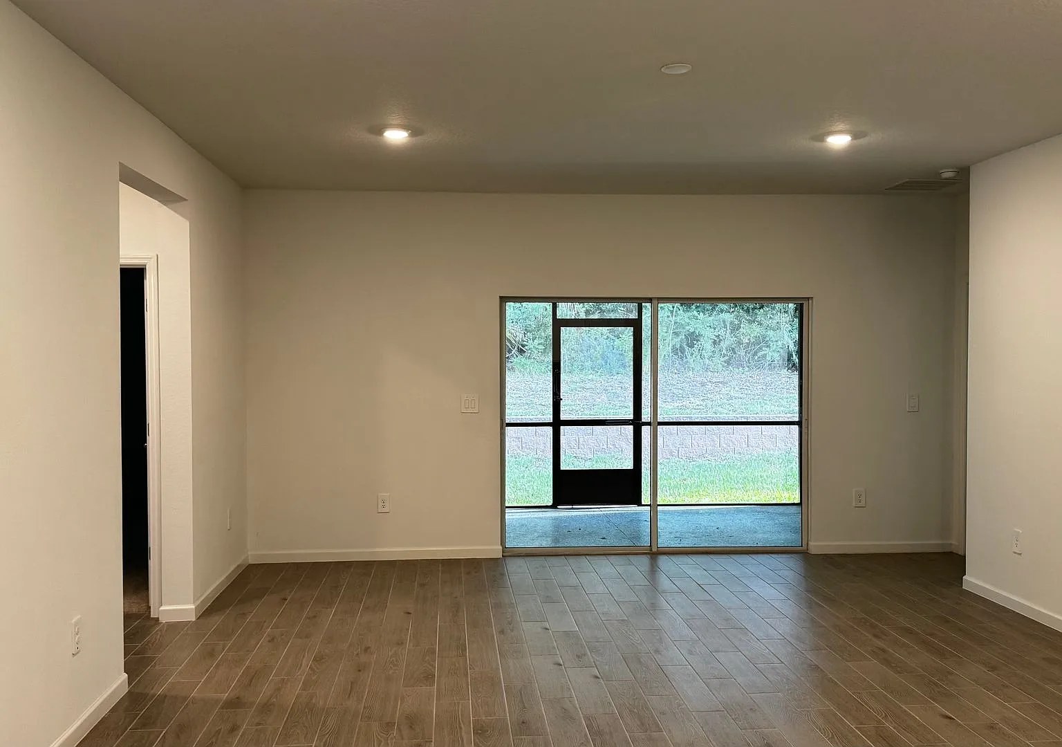 Gorgeous Grand Park North 4/3 with Garage — Photo 3