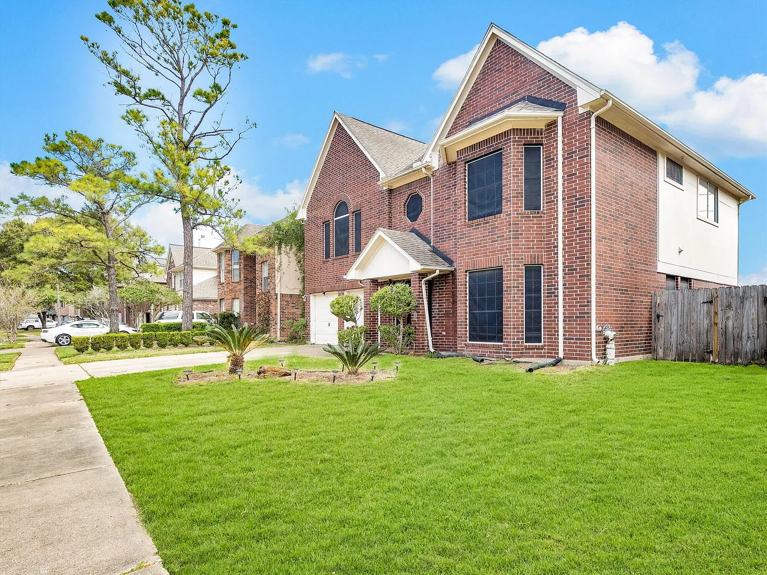 3 bed, 2.5 bath, 2516 sqft, $2,285 — Photo 3