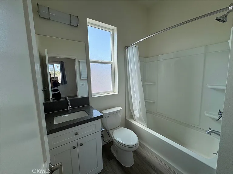 209 1/2 N Serrano Ave — Photo 8