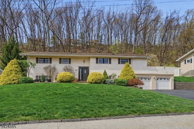 1st image of 15 Sunnyhill Rd