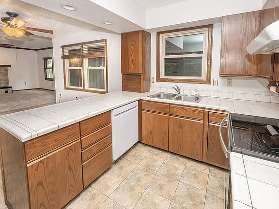 2nd image of 553 Beaumont Ct