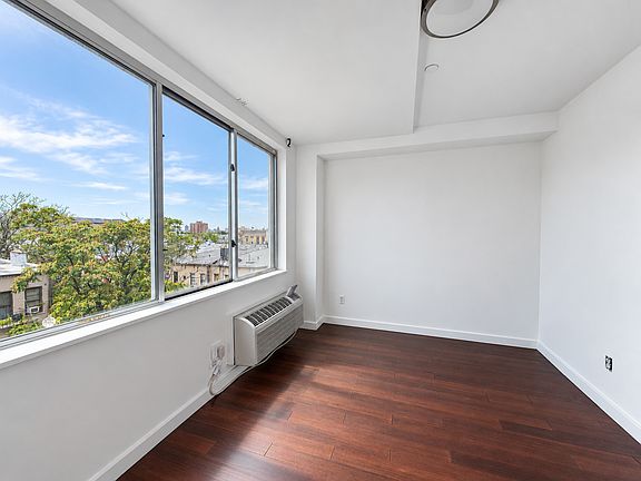 3rd image of 286 Stanhope St APT 5
