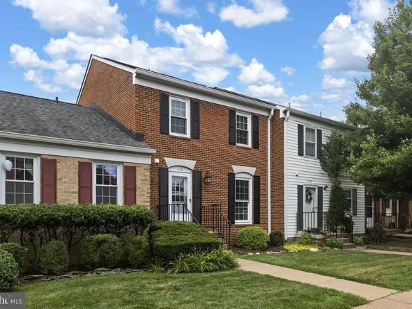 210 Leeds Ct E, Warrenton, VA 20186