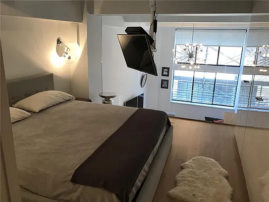 Sold by R New York | media 18