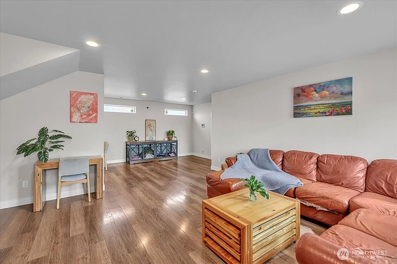 5th image of 903 Atherton Street
