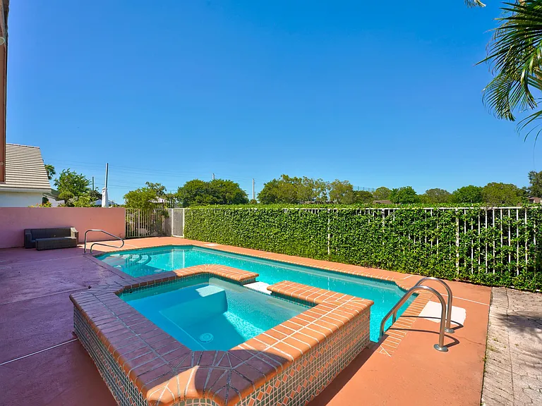 4355 Leicester Ct — Photo 16