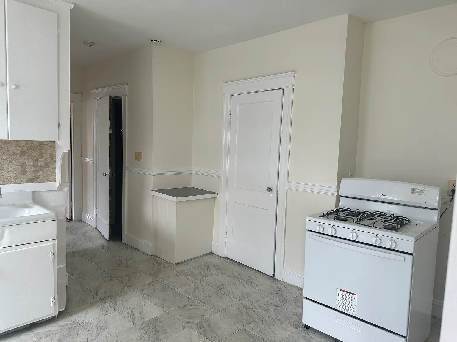 3 bed, 1000 sqft, $1,850 — Photo 2