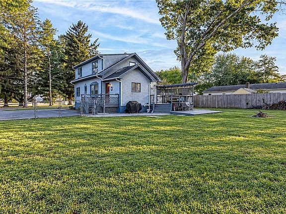 3rd image of 565 Sandy Ln