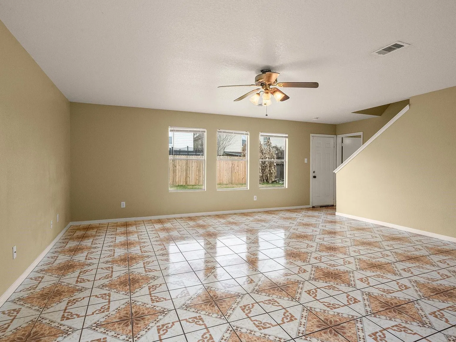 5 bed, 5.0 bath, 2630 sqft, $2,400 — Photo 4
