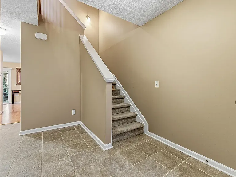 1094 Oakdale Ct — Photo 3