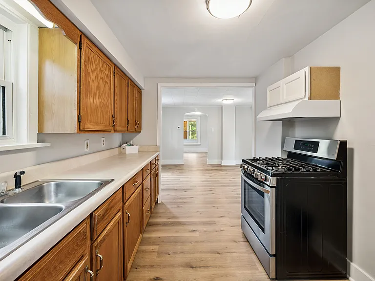 536 N Cedar St — Photo 4