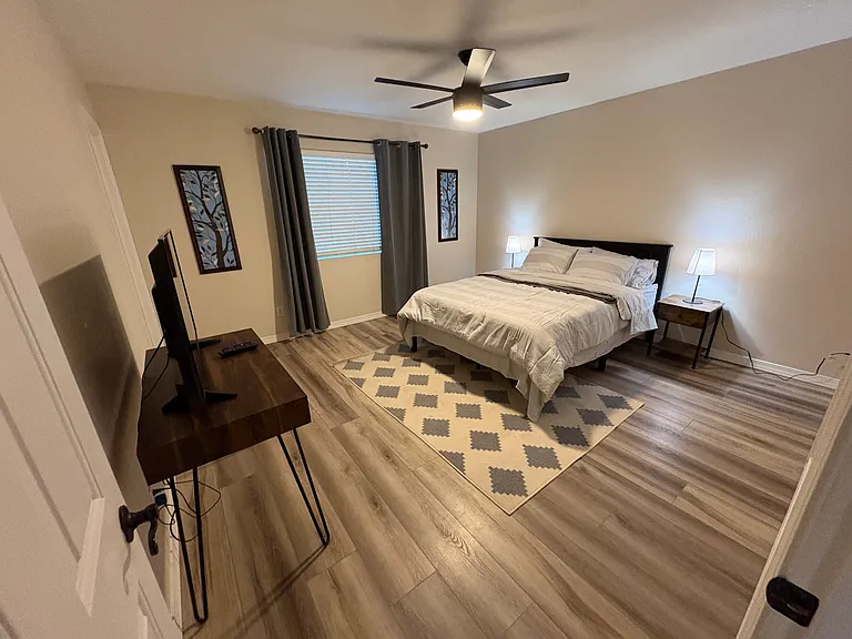 1322 E Ivyglen St — Photo 3
