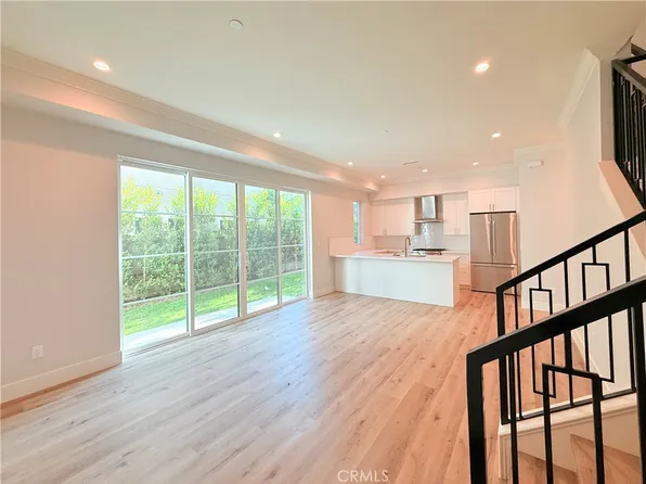 109 N Parkwood Ave #B, Pasadena, CA 91107