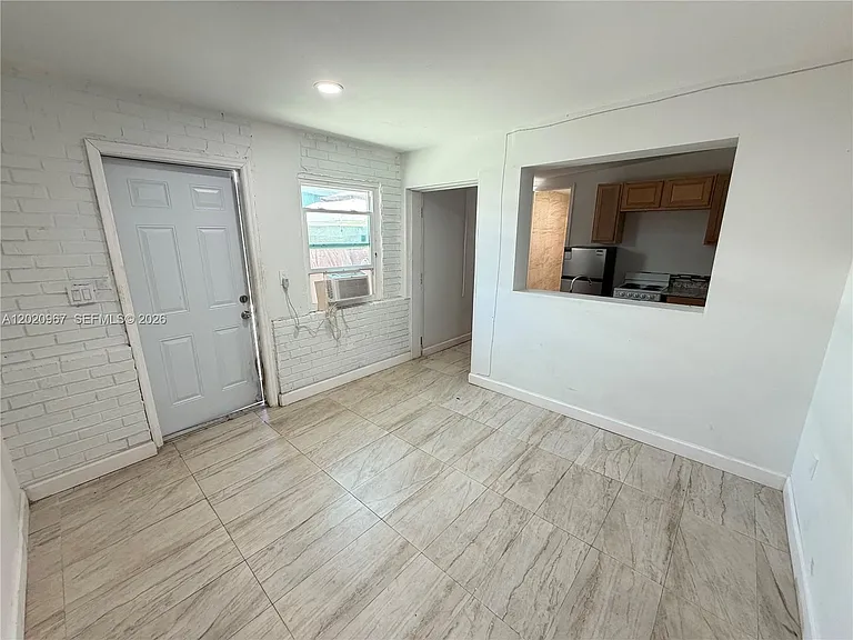 1927 Arthur St #STUDIO — Photo 3