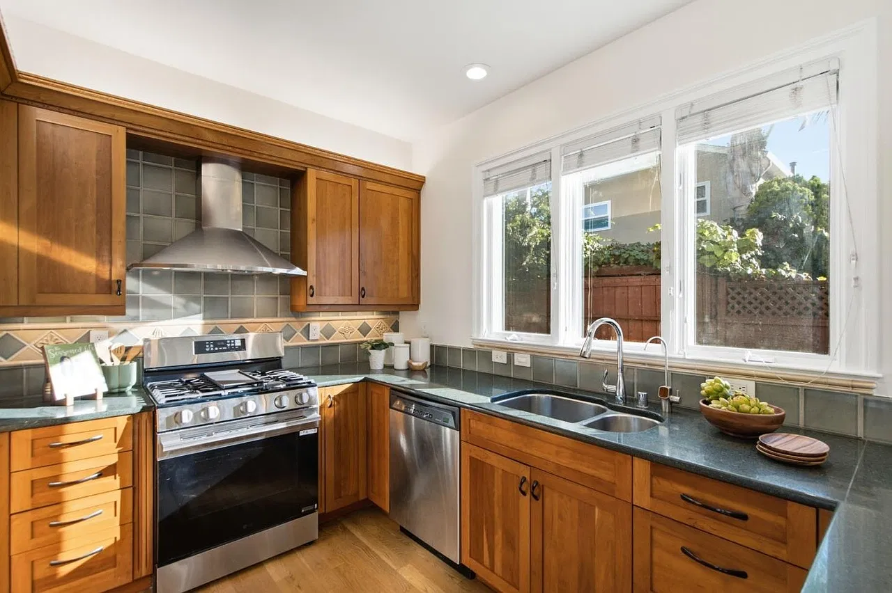 2 bed, 2.5 bath, 1400 sqft, $5,200 — Photo 4