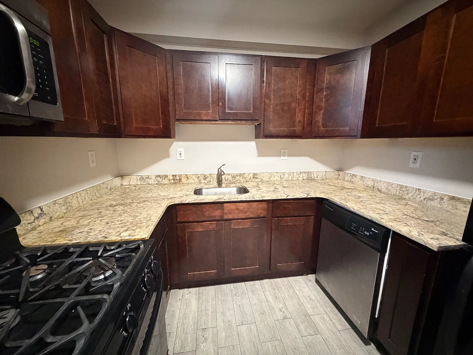 2 bed, 800 sqft, $1,966 — Photo 1