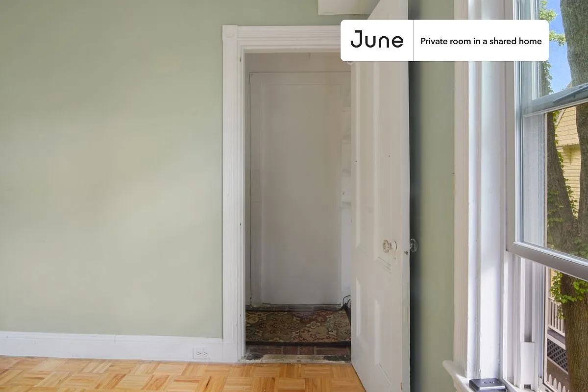 Queen bedroom in 7 bed/2.5 bath home in Harvard Square (Cambridge) #443 D — Photo 3