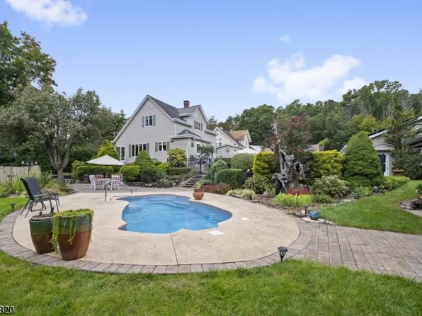 10 Oak St, Bloomingdale Boro, NJ 07403