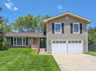 970 Rosedale Ln, Hoffman Estates, IL 60169