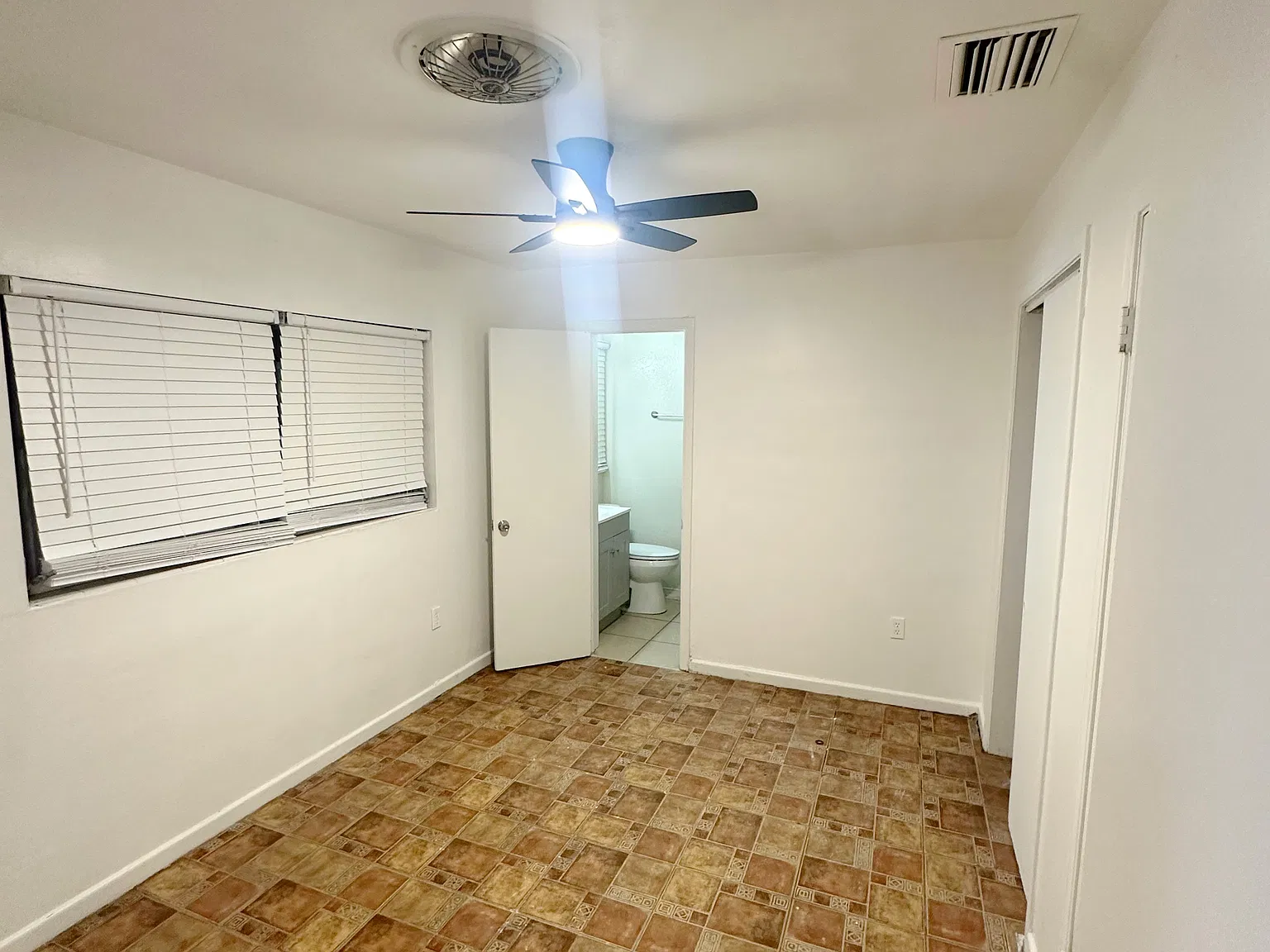 4 bed, 1094 sqft, $2,100 — Photo 4