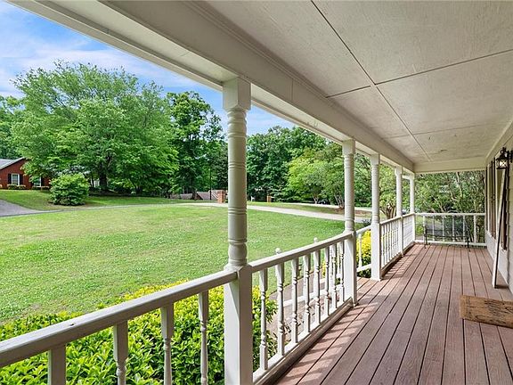4th image of 165 Hayes Cir