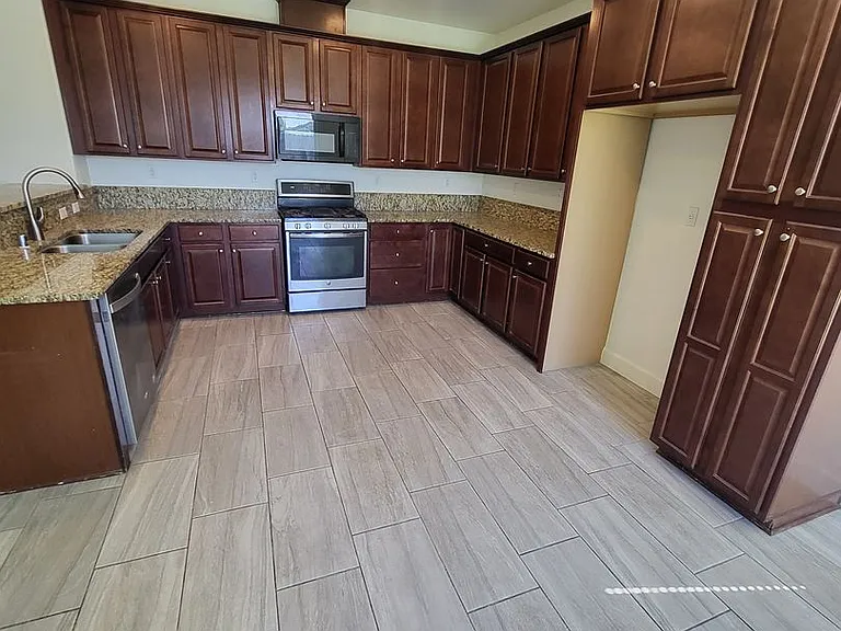 1147 Lahontan Dr — Photo 2