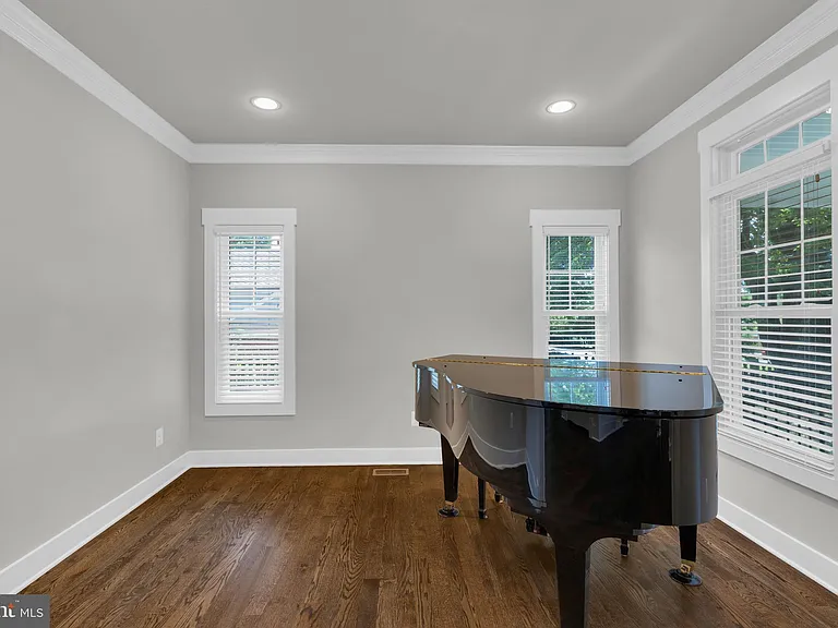 2233 N Underwood St — Photo 24