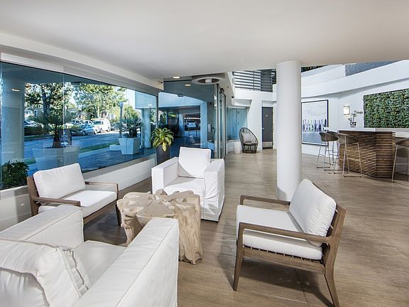Minutes to restaurants and retail along Ventura Boulevard