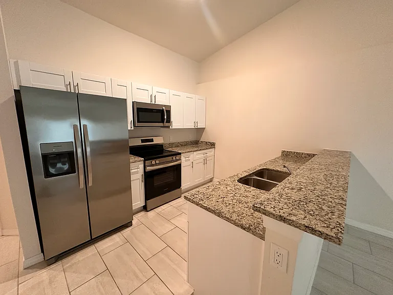 1010 NE 15th Ln — Photo 7