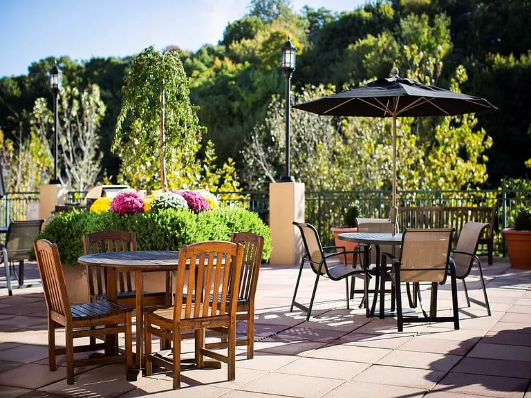 courtyard-seats-2