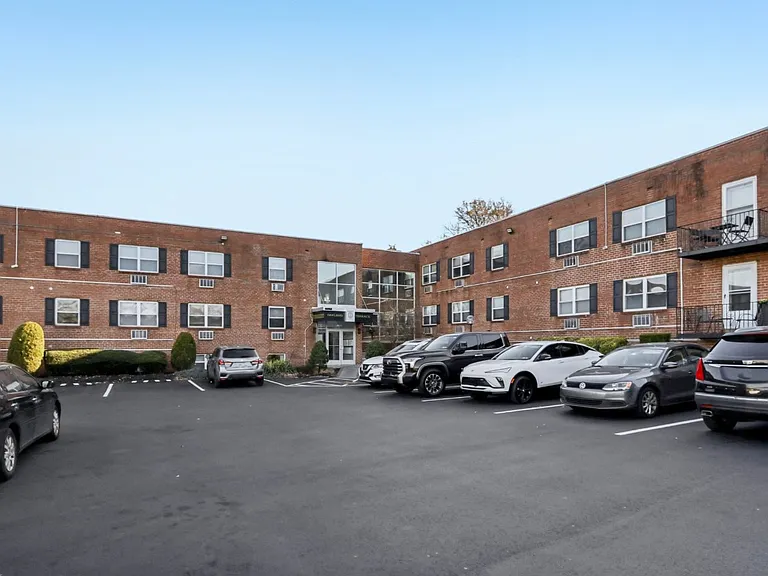 Oakland Terrace Apartments — Photo 14