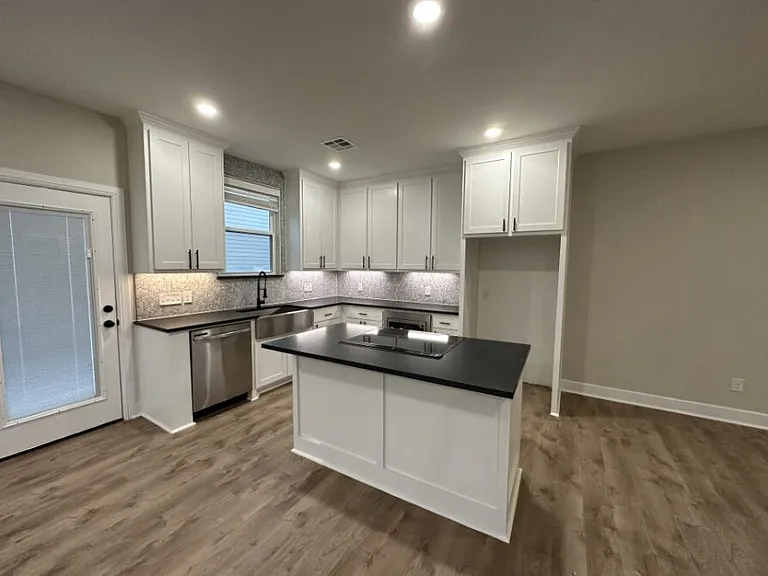 914 Baker St — Photo 17