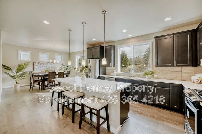 5 bed, 4.0 bath, 2970 sqft, $5,600 — Photo 3