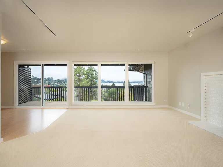 Harborview 2BD 2BA #4 living (3)