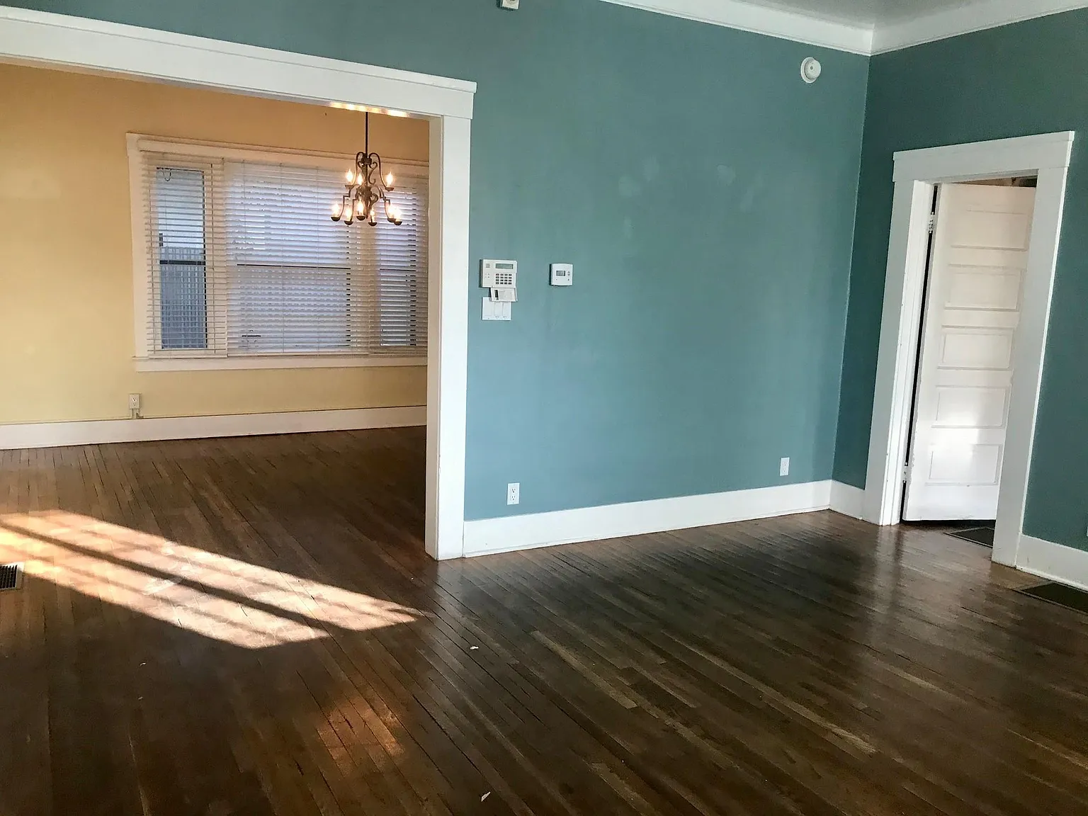 3 bed, 2500 sqft, $2,400 — Photo 4