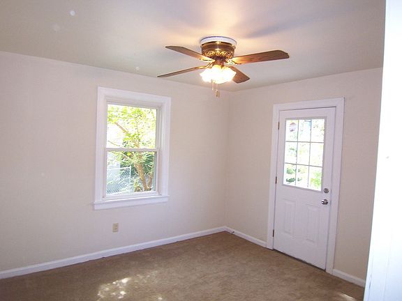 Master bedroom w/deck