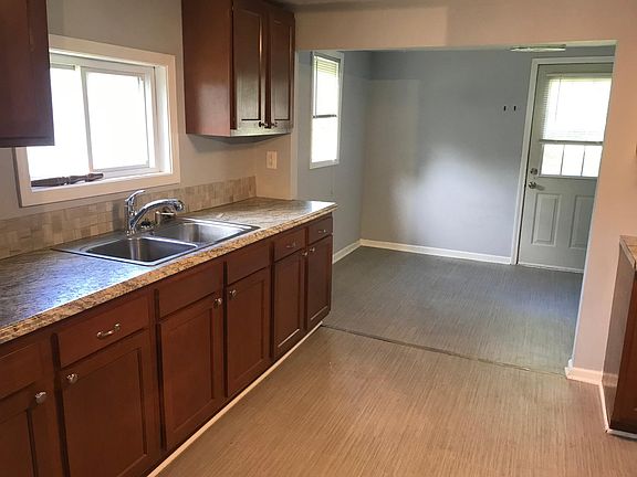 3rd image of 2701 N Pauline Ave
