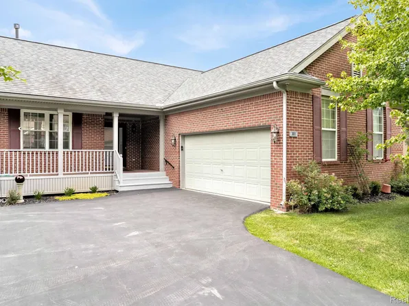 301 Lakeshore Pointe Dr, Howell, MI 48843