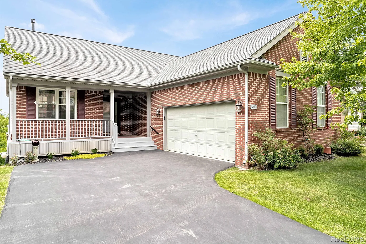 301 Lakeshore Pointe Dr photo 1