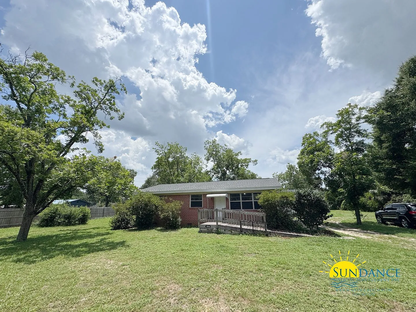 Cozy Fort Walton Beach home at the end of a quiet road, offering privacy and a spacious yard to e... — Photo 1