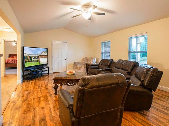 4th image of 2117 Park Grove Ln
