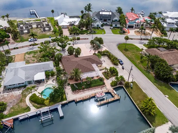 646 Key Royale Dr, Holmes Beach, FL 34217