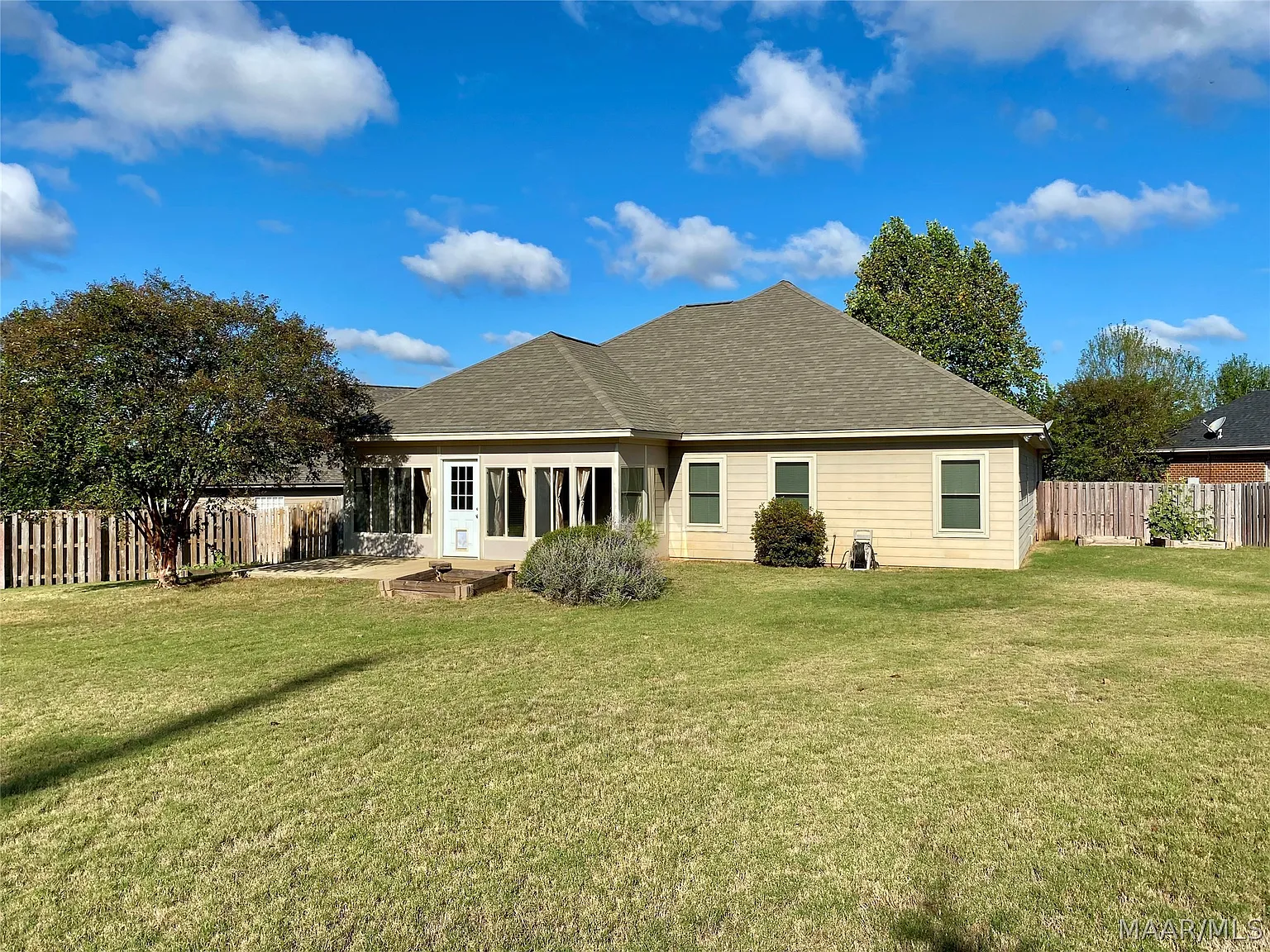 3 bed, 2.0 bath, 1828 sqft, $1,900 — Photo 3
