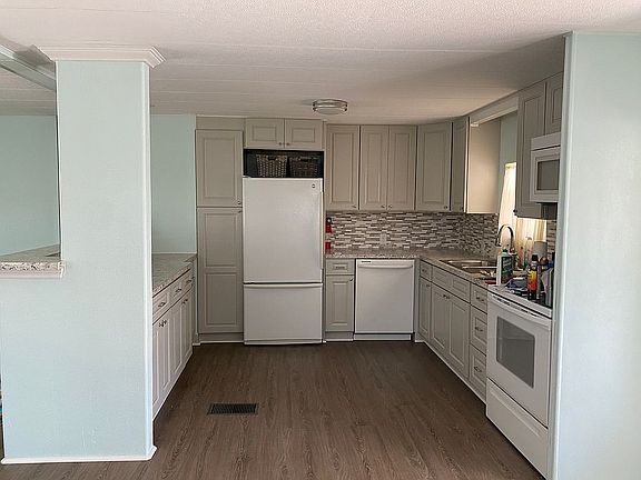 4th image of 128 Camellia St