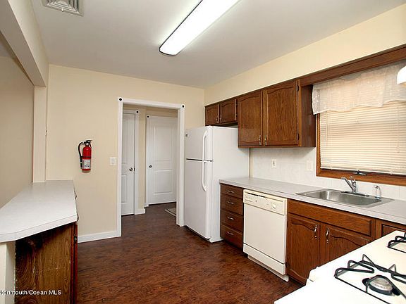 3rd image of 1220 Echo Pl