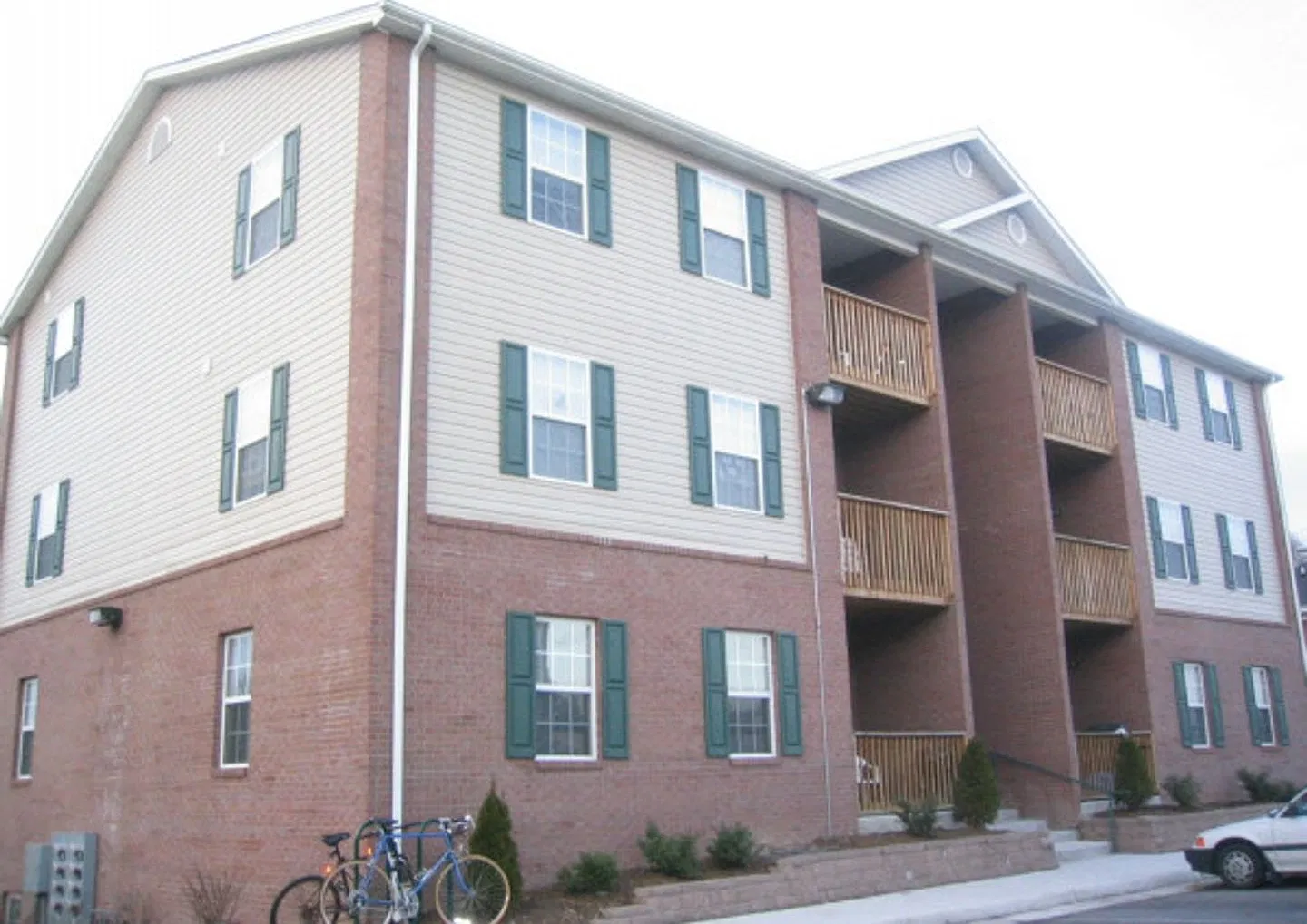 101 Collegiate Ct — Photo 2