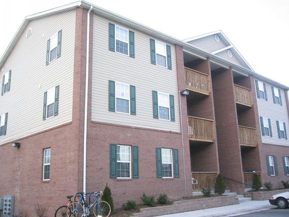 2nd image of 101 Collegiate Ct APT 6