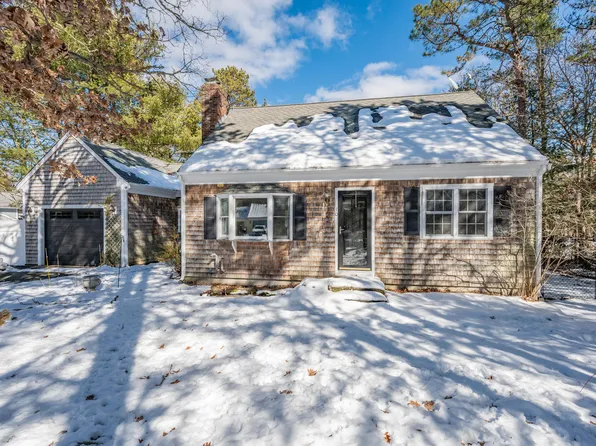 10 Weather Crescent Circle, Mashpee, MA 02649